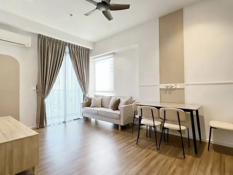 Living features: laminate flooring, white painted walls, ceiling fan, floor-to-ceiling windows, sheer curtains, sofa in light beige, dining table with four chairs, TV console, wall-mounted air conditioning unit; style: modern.