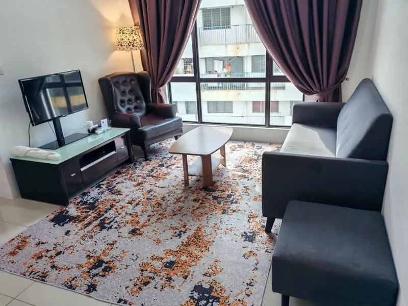 Living features: sofa in grey fabric, 2-seater sofa, 3-seater fabric sofa, coffee table, TV console, wall-mounted TV, area rug with abstract pattern, floor-to-ceiling windows, curtains in dark purple, lamp with patterned shade, tile flooring; style: modern; view: city.