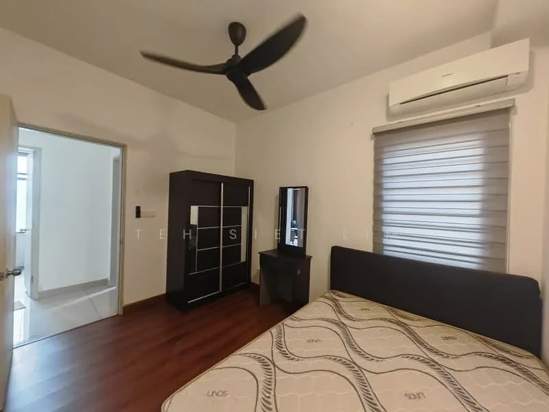 Bedroom features: queen-size bed, upholstered headboard, 2 bedside lamps, built-in wardrobe with sliding doors, wooden flooring, wall-mounted mirror, 1 wall-mounted split AC, roller blinds on window, decorative wall, ceiling fan with light; style: modern.