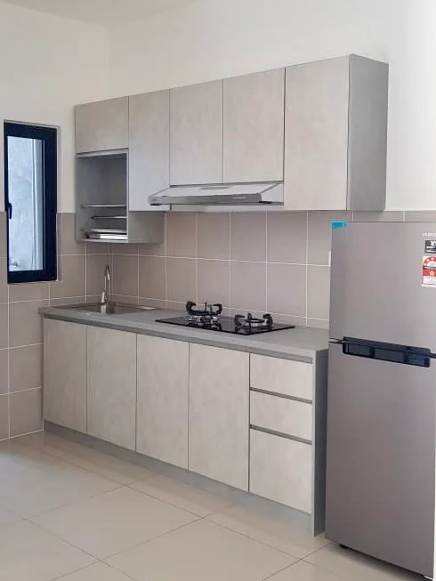 Kitchen features: light grey cabinetry, stainless-steel range hood, built-in oven, 4-burner gas hob, single-bowl stainless-steel sink, chrome pull-down faucet, grey countertop, ceramic tile backsplash, fridge, wall-mounted cabinet, floor-to-ceiling window, light-colored tile flooring; style: modern.