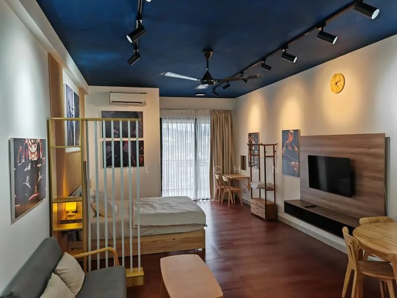 Living features: blue painted ceiling, wooden flooring, 3-blade ceiling fan with light, wall-mounted TV, wooden TV console, sofa in grey fabric, wooden coffee table, dining table with chairs, floor-to-ceiling windows with sheer curtains, decorative wall art, air conditioning unit; style: modern.