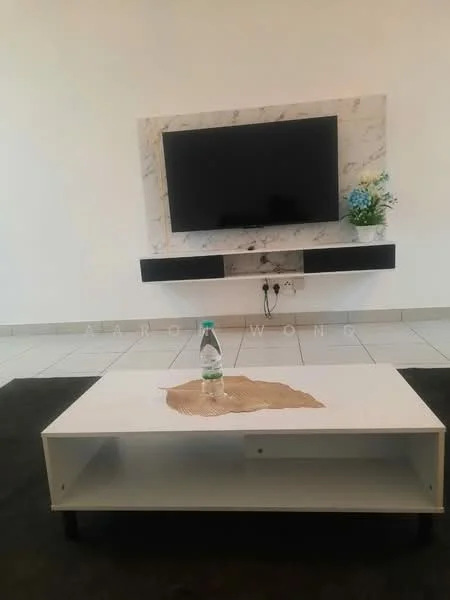 Living features: white walls, marble accent wall, floor-mounted TV unit, wall-mounted flat-screen TV, coffee table in white, black area rug, decorative plant, tile flooring, cable management system; style: modern.