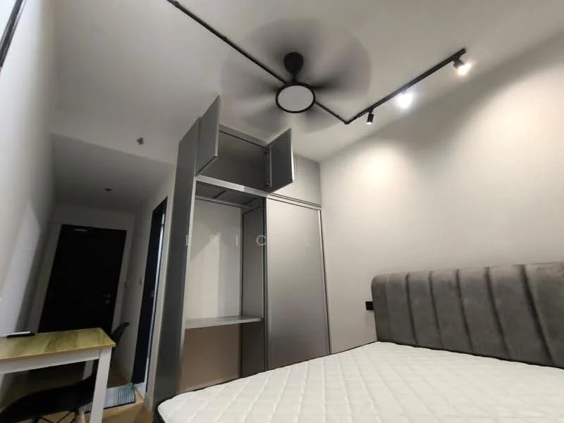 Bedroom features: grey upholstered headboard, queen-size bed, ceiling fan, recessed LED downlights, built-in wardrobe with sliding doors, desk with chair, white walls, wooden flooring; style: modern.