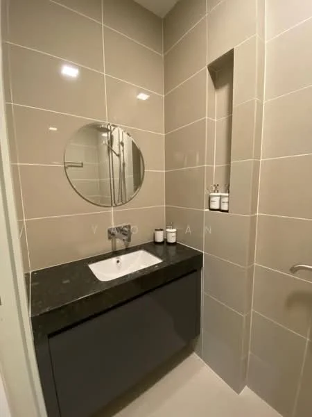Bathroom features: single-sink vanity with dark grey cabinet, black granite countertop, round mirror, chrome basin mixer faucet, tile cladding on walls in light grey, built-in niche for toiletries, white ceramic sink, recessed lighting; style: modern.