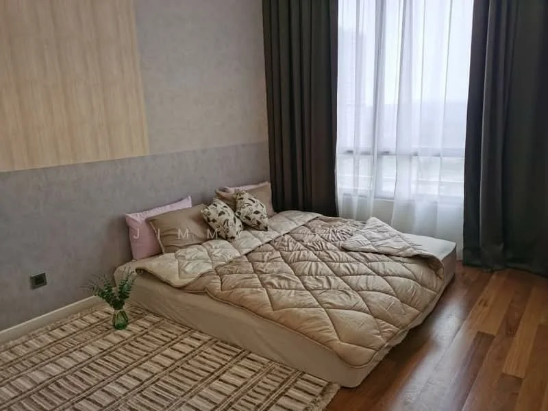 Bedroom features: wooden flooring, large windows with sheer curtains, grey accent wall, beige quilted bedding, decorative pillows, area rug with geometric pattern, plant in ceramic pot; style: modern.