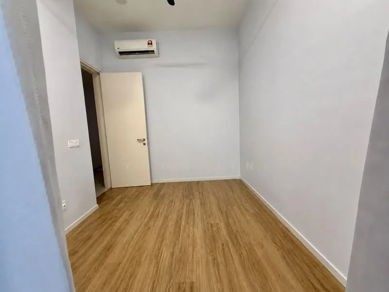 Room features: light wood laminate flooring, white painted walls, 1 wall-mounted split AC, plain ceiling, single door, door frame, no visible furnishings; style: minimalist.