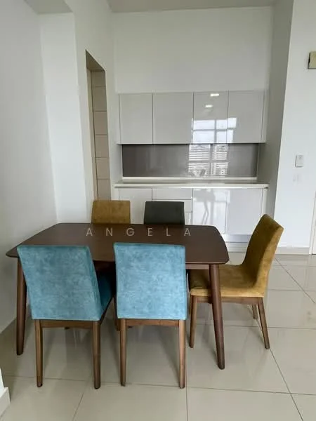 Dining features: rectangular wooden dining table, 4 upholstered dining chairs in blue and yellow, white high-gloss cabinetry, grey backsplash, ceramic tile flooring, recessed ceiling lights, large window with natural light, neutral wall color; style: modern.