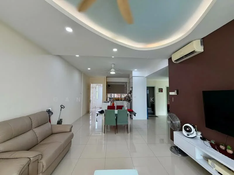 Living features: 3-seater leather sofa in beige, coffee table, wall-mounted TV, white TV console, ceiling fan with light, recessed downlights, glossy tile flooring, feature wall in dark brown, dining area with 6-seater dining table, open layout, large windows for natural light; style: modern.