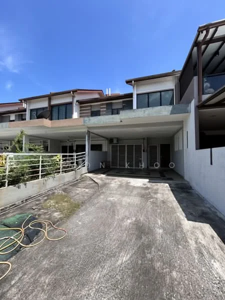Exterior type: linked terrace house; features: concrete facade, flat roof, 2-storey structure, driveway with concrete surface, manicured landscaping, front garden area, metal railing, large windows, covered porch, open-air parking space; style: modern.