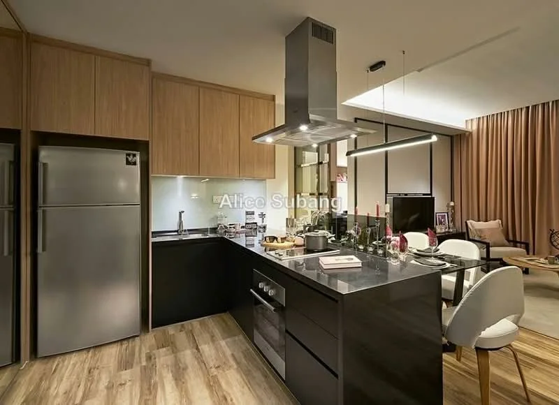 Kitchen features: black granite countertop, stainless-steel fridge, built-in oven, 4-burner gas hob, stainless-steel range hood, wood cabinetry, white backsplash, recessed LED downlights, pendant lighting, dining table with white chairs, decorative table setting, wooden flooring; style: modern.