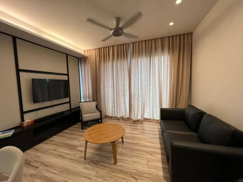 Living features: black leather sofa, wooden coffee table, wall-mounted TV, light wood flooring, floor-to-ceiling windows, sheer curtains, recessed downlights, ceiling fan; style: modern.
