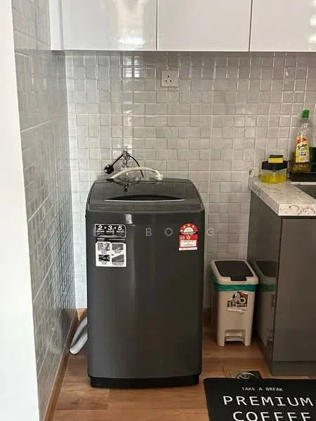 Laundry features: top-load washing machine in grey, white tiled backsplash, grey countertop, wooden flooring, plastic trash bin, detergent bottles, premium coffee mat; style: modern.