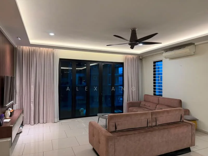 Living features: 5-blade ceiling fan with light, sofa in beige fabric, coffee table, wall-mounted TV, TV console, floor-to-ceiling windows, sheer curtains, recessed LED downlights, white painted walls, glossy tile flooring, air conditioning unit; style: modern.