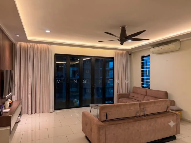 Living features: 5-blade ceiling fan with integrated LED light, sofa in beige fabric, coffee table, wall-mounted TV, TV console, floor-to-ceiling windows, sheer curtains, wall-mounted air conditioning unit, recessed lighting, glossy tile flooring, decorative wall paneling; style: modern.