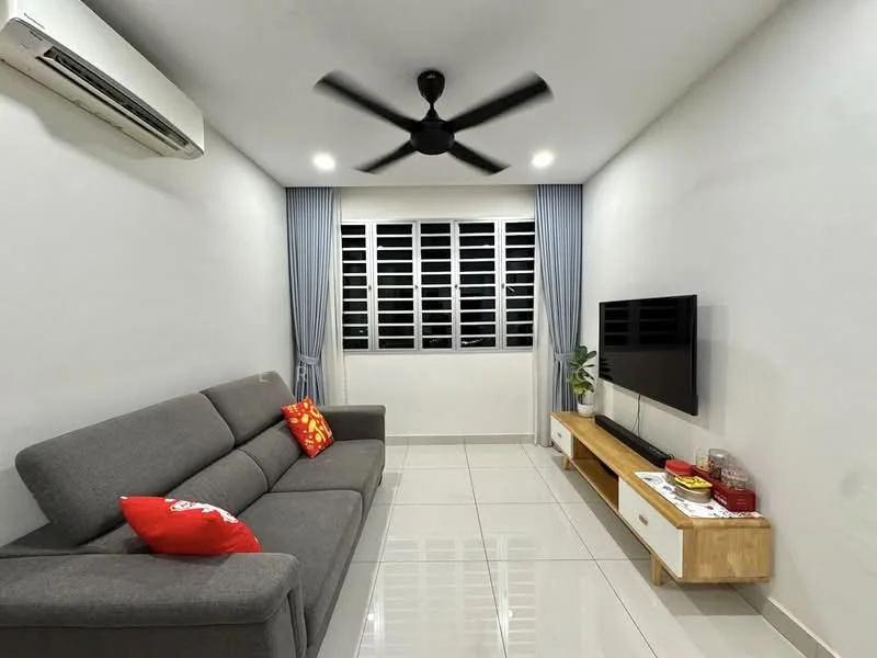 Living features: 3-seater fabric sofa in grey, red decorative cushions, wall-mounted TV, TV console in light wood, white wall with no decoration, floor-to-ceiling windows with horizontal grilles, light grey curtains, recessed LED downlights, 5-blade ceiling fan, white tiled flooring, air conditioning unit on wall; style: modern.