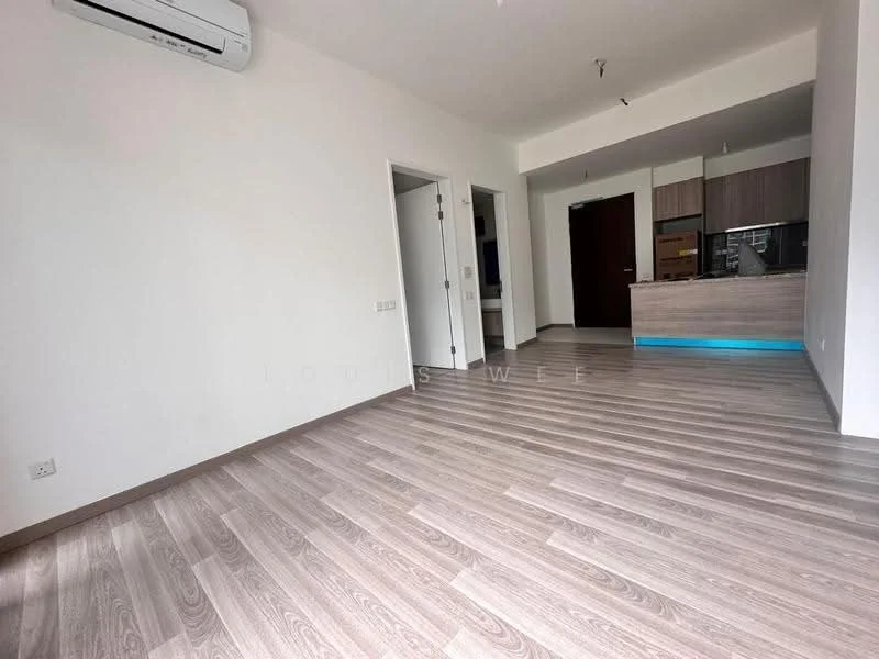 Living features: laminate flooring, white painted walls, 1 wall-mounted split AC, open kitchen layout, kitchen island with seating, recessed downlights, door leading to other rooms, large windows, neutral color palette; style: modern.
