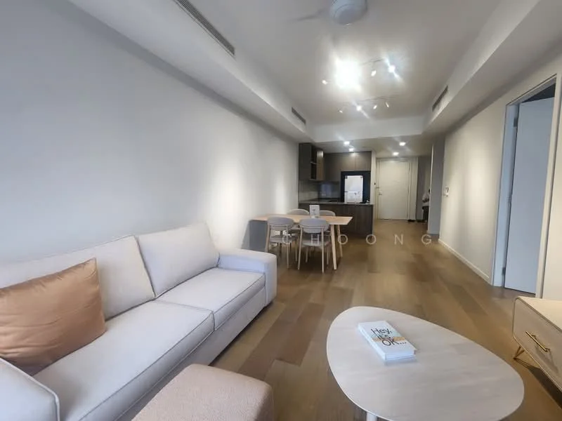 Living features: light wood flooring, white painted walls, recessed downlights, 3-seater fabric sofa in light grey, decorative cushion in beige, round coffee table in white, dining table with 4 chairs, open kitchen area, kitchen island, built-in cabinetry, floor-to-ceiling windows, air conditioning unit; style: modern.