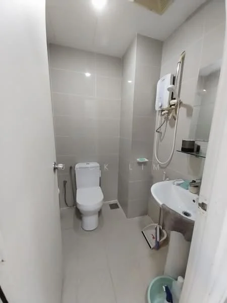 Bathroom features: white tiled walls, grey tiled flooring, one-piece toilet, chrome basin mixer faucet, round sink, wall-mounted mirror, shower with handheld showerhead, wall-mounted shower unit, toilet paper holder, soap dispenser; style: modern.