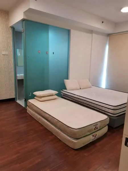 Bedroom features: laminate flooring, light-colored walls, large window with natural light, two single beds, one mattress on the floor, built-in wardrobe with sliding door, neutral bedding, decorative wall with pattern; style: modern.