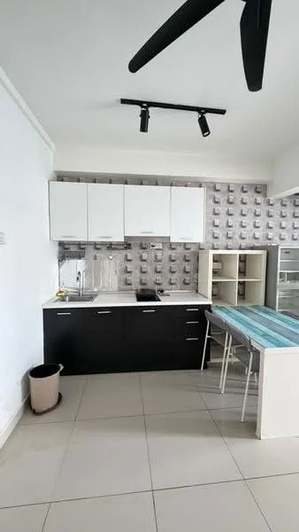Kitchen features: white upper cabinets, black lower cabinets, marble countertop, single-bowl stainless-steel sink, chrome pull-down faucet, tile backsplash with geometric pattern, built-in refrigerator, 4-burner gas hob, exposed track lighting, ceiling fan, open shelving, dining table with chairs; style: modern.