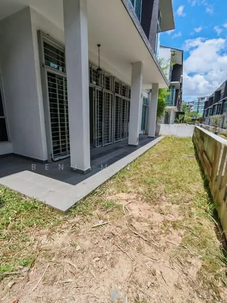 Exterior type: linked terrace house; features: concrete patio, grass lawn, sliding glass doors, metal grilles on windows, exposed concrete walls, surrounding fencing, landscaped area, modern architectural design; style: modern.