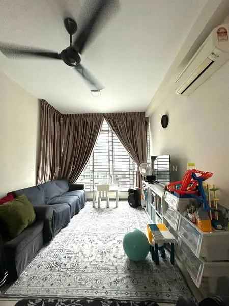 Living features: 3-seater fabric sofa in dark grey, ceiling fan, wall-mounted TV, light-coloured walls, large windows with sheer curtains, area rug with geometric pattern, decorative storage unit, children's play area with toys, air conditioning unit; style: modern.