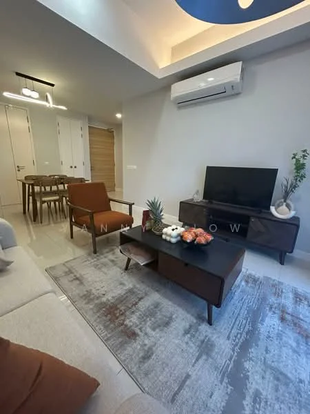 Living features: sofa in light grey fabric, 2-seater brown leather armchair, wooden coffee table with black surface, area rug with abstract pattern, wall-mounted TV, TV console in dark wood, decorative plant in ceramic pot, fruit bowl with assorted fruits, recessed ceiling lights, wall-mounted split AC, dining table with 4 chairs, light fixture with multiple bulbs; style: modern.