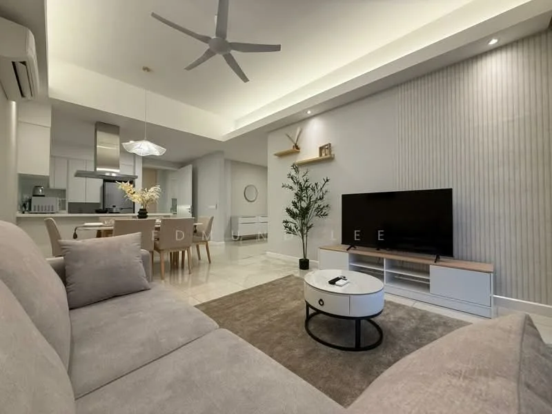 Living features: 3-seater fabric sofa in light grey, coffee table with round top and black base, wall-mounted TV, TV console with wooden and white finish, area rug with neutral color, ceiling fan with integrated light, decorative wall with vertical stripes, potted plant, pendant light fixture, open layout to kitchen and dining area, marble tile flooring, recessed ceiling lights; style: modern.