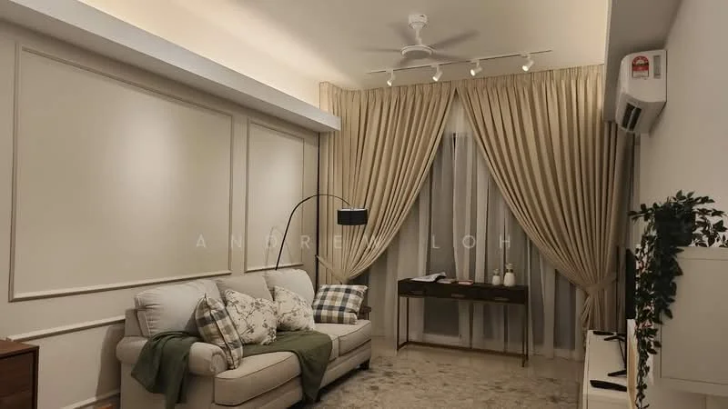 Living features: 3-seater fabric sofa in light beige, decorative throw pillows, floor lamp with arc design, coffee table, area rug with neutral color, wall-mounted TV, curtains in light beige, ceiling fan with integrated light, wall paneling with white finish, wooden side table, decorative plant, recessed lighting; style: modern.