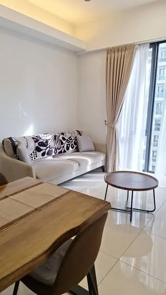 Living features: 3-seater fabric sofa in light grey, decorative throw pillows with floral pattern, round coffee table with metal legs, floor-to-ceiling windows, sheer curtains, white painted walls, glossy tile flooring, recessed downlights; style: modern.