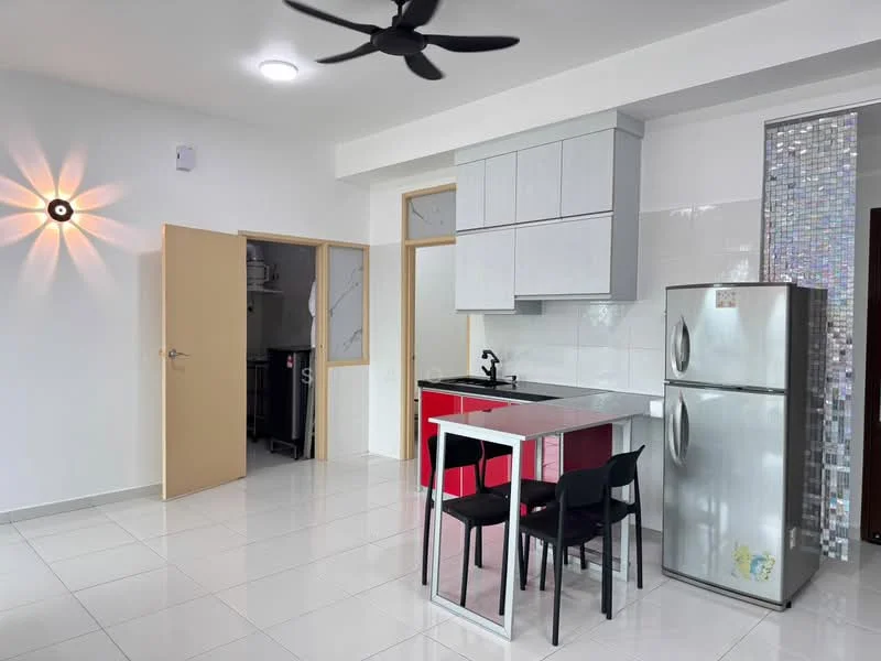 Kitchen features: white cabinets with grey upper cabinets, black countertop, stainless-steel fridge, black dining table with four chairs, single-bowl stainless-steel sink, chrome pull-down faucet, white tiled backsplash, recessed downlights, floor-to-ceiling windows, white tiled flooring, ceiling fan; style: modern.