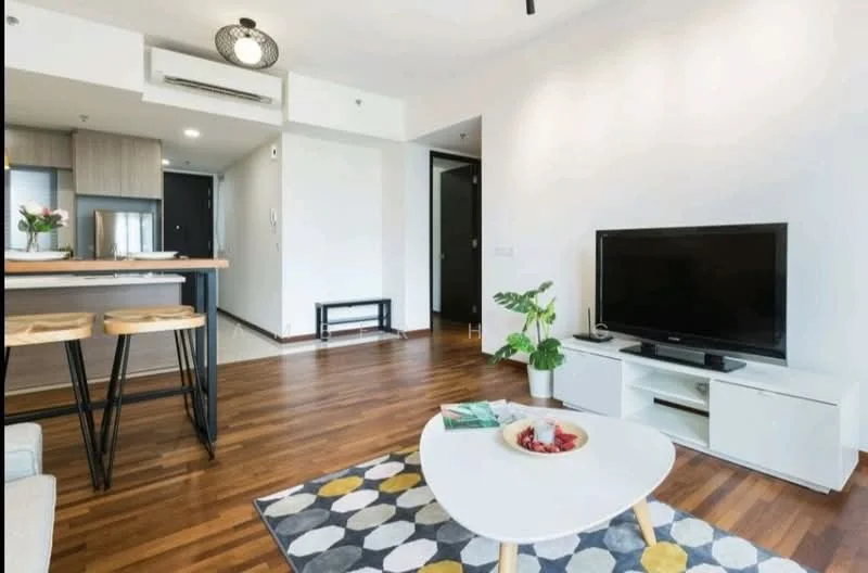Living features: wooden flooring, white painted walls, recessed downlights, ceiling fan, wall-mounted TV, TV console in white, coffee table with circular top, area rug with geometric pattern, sofa in light color, decorative plant, open-plan layout to kitchen, bar stools at kitchen counter; style: modern.