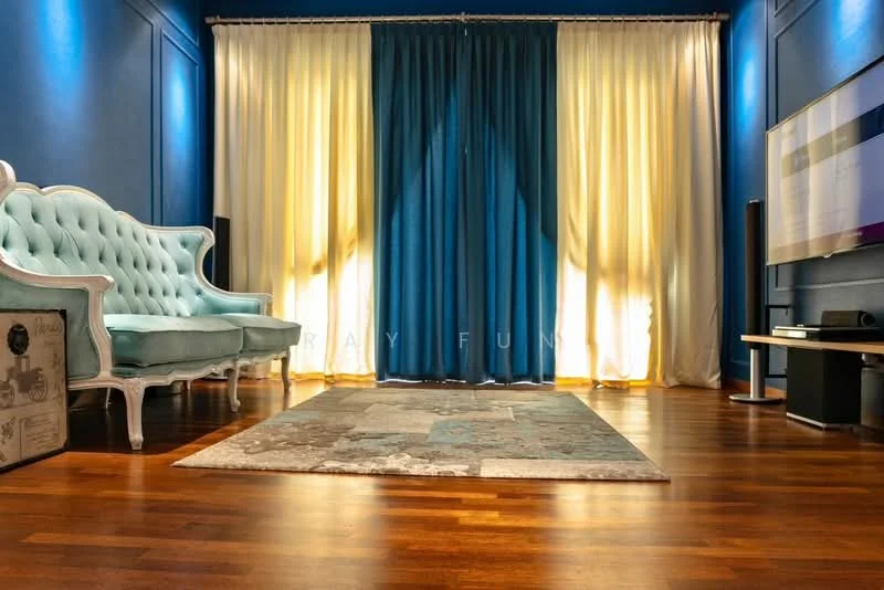 Living features: blue painted walls, wood flooring, 3-seater tufted sofa in light blue, area rug with geometric pattern, floor-to-ceiling curtains in yellow and blue, TV console, wall-mounted TV, decorative wall art, speakers, coffee table; style: modern.