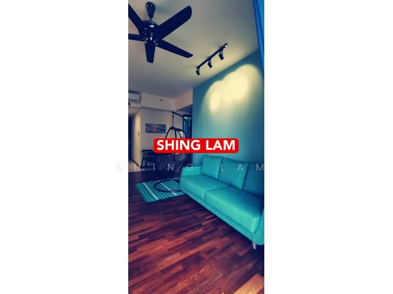 Living features: 3-seater fabric sofa in teal, wooden flooring, 5-blade ceiling fan, recessed LED downlights, area rug with geometric pattern, wall-mounted TV, decorative wall with blue paint, sliding glass door; style: modern.