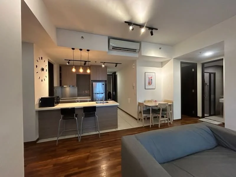Living features: wooden flooring, 5-blade ceiling fan with light, recessed downlights, L-shape sectional sofa in grey, coffee table, wall-mounted clock, open shelving, dining table with chairs, kitchen island with bar stools, stainless-steel fridge, built-in oven, microwave, kitchen cabinetry in light wood, countertop with pendant lighting; style: modern.