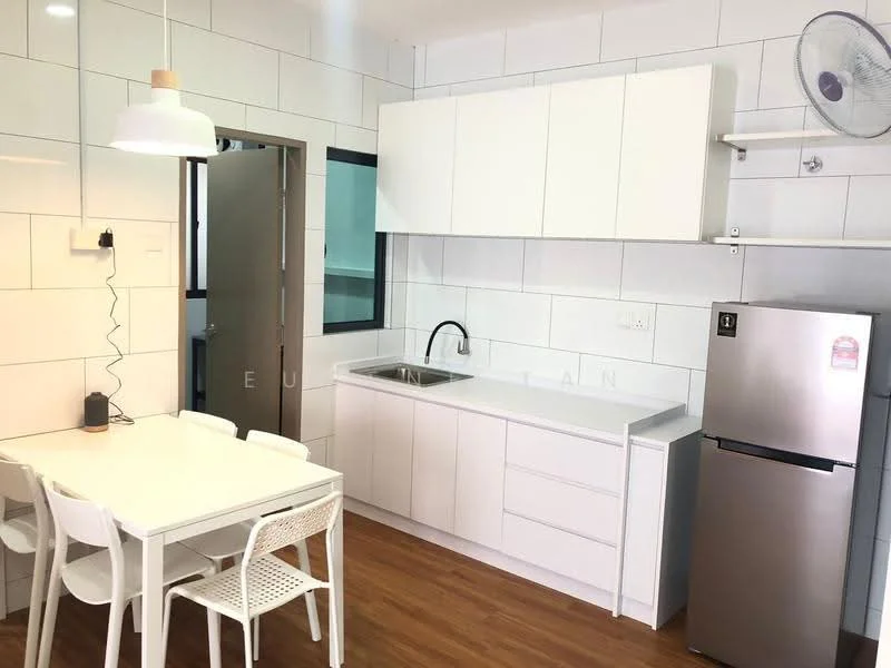 Kitchen features: white shaker cabinets, grey countertop, single-bowl stainless-steel sink, chrome pull-down faucet, stainless-steel fridge, 4-burner gas hob, white tiled backsplash, dining table with 4 white chairs, wall-mounted fan, recessed lighting, wood laminate flooring; style: modern.
