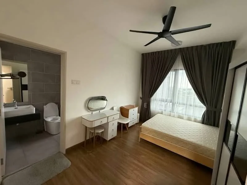 Bedroom features: queen-size bed, wooden flooring, 5-blade ceiling fan, floor-to-ceiling window, sheer curtains, dressing table with mirror, 2 bedside tables, built-in wardrobe, en-suite bathroom door; style: modern. Bathroom features: one-piece toilet, vanity with sink, grey tiled walls, grey tiled flooring.
