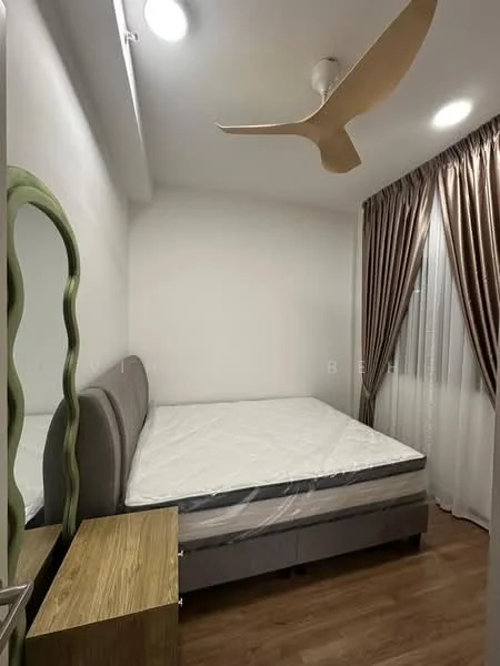 Bedroom features: queen-size bed, upholstered headboard, wooden bedside table, mirror with wavy frame, 5-blade ceiling fan, recessed downlights, brown curtains, laminate flooring, white painted walls; style: modern.