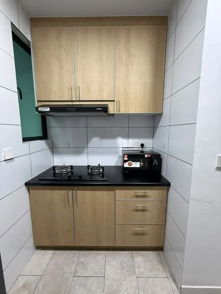 Kitchen features: light wood cabinetry, black countertop, double-burner gas hob, built-in range hood, white tiled backsplash, grey floor tiles, microwave, under-cabinet lighting; style: modern.