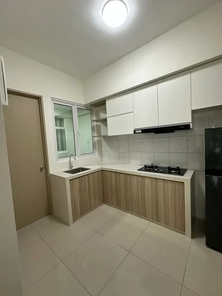 Kitchen features: white upper cabinets, wooden lower cabinets, stainless-steel sink, chrome pull-down faucet, 4-burner gas hob, built-in range hood, white tiled backsplash, ceramic tile flooring, window with white frame, recessed ceiling light; style: modern.