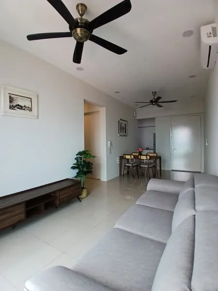 Living features: 3-seater fabric sofa in light grey, wooden TV console, ceiling fan with 5 blades, recessed downlights, wall-mounted air conditioning unit, dining table with chairs, decorative plant in pot, white painted walls, glossy tile flooring; style: modern.
