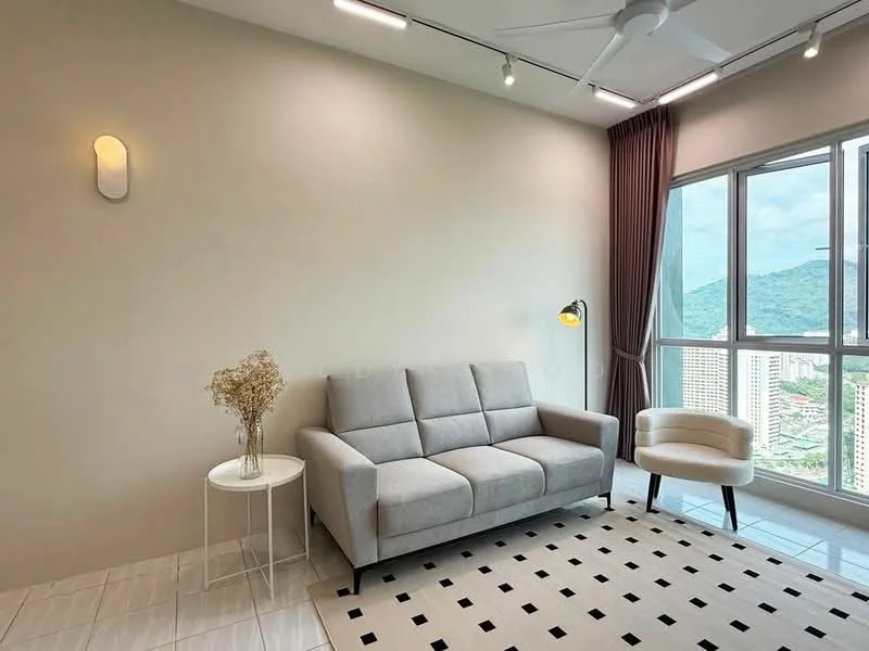 Living features: 3-seater fabric sofa in light grey, round side table in white, floor lamp with yellow shade, light-coloured walls, recessed ceiling lights, ceiling fan, large floor-to-ceiling windows, curtains in dark brown, area rug with geometric pattern, mountain view visible through windows; style: modern; view: mountain.