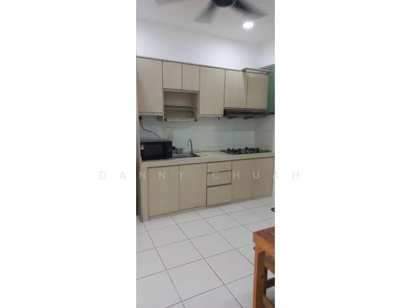 Kitchen features: light wood cabinetry, black countertop, stainless-steel sink, 4-burner gas hob, built-in oven, white tiled backsplash, white tiled flooring, ceiling fan, recessed lighting; style: modern.
