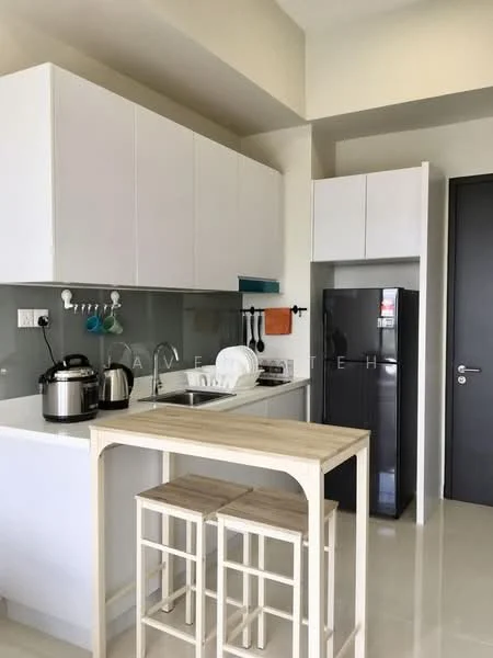 Kitchen features: white shaker cabinets, grey backsplash, single-bowl stainless-steel sink, chrome pull-down faucet, stainless-steel fridge, built-in oven, 4-burner gas hob, kettle, toaster, bar counter with two stools, white countertop, wall-mounted utensils rack; style: modern.