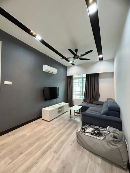 Living features: 3-seater fabric sofa in navy blue, coffee table, wall-mounted TV, TV console in white, 5-blade ceiling fan with light, recessed downlights, dark accent wall, light wood laminate flooring, floor-to-ceiling windows with sheer curtains, decorative throw pillows, bean bag chair; style: modern.