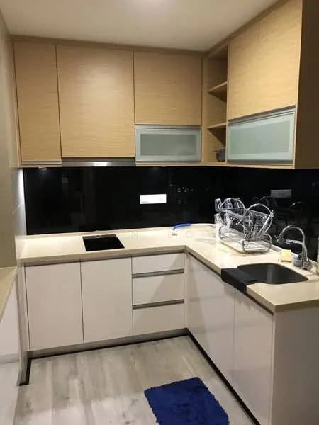 Kitchen features: light wood cabinetry, white lower cabinets, black countertop, single-bowl stainless-steel sink, chrome pull-down faucet, built-in cooktop, black backsplash, open shelving, dish rack, blue rug, recessed lighting; style: modern.