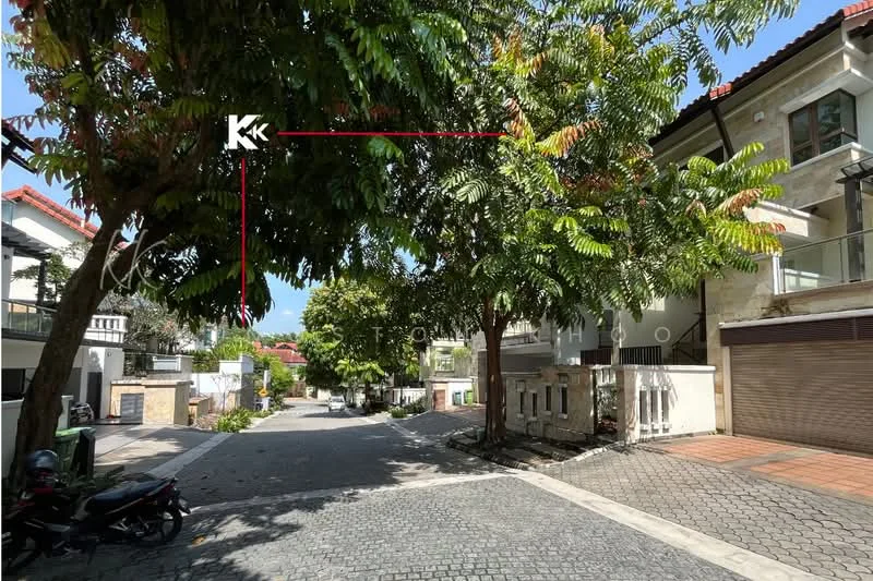 Exterior type: linked terrace house; features: paved street, mature trees, surrounded by greenery, two-storey houses, driveway with interlocking pavers, residential area, clear blue sky; style: modern.