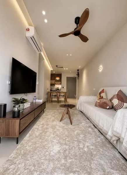 Living features: 3-seater fabric sofa in white, wooden coffee table, area rug with neutral color, wall-mounted TV, TV console in wood, 5-blade ceiling fan in wood, recessed downlights, decorative wall sconce, plant in ceramic pot, open layout to dining area, light-colored painted walls; style: modern.