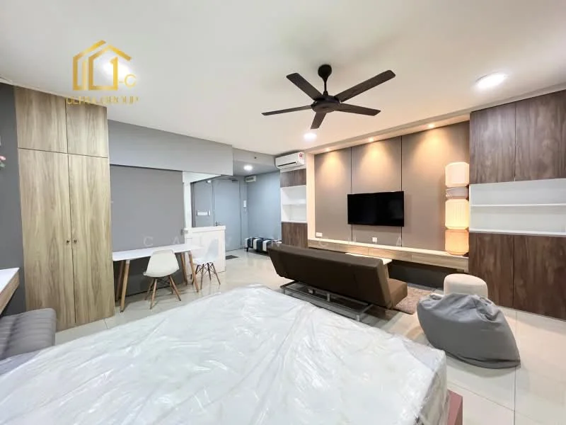 Living features: sofa in brown leather, wall-mounted TV, wooden TV console, recessed lighting, 5-blade ceiling fan, decorative wall paneling, dining table for 4, light-colored tiled flooring, bean bag chair, air conditioning unit; style: modern.