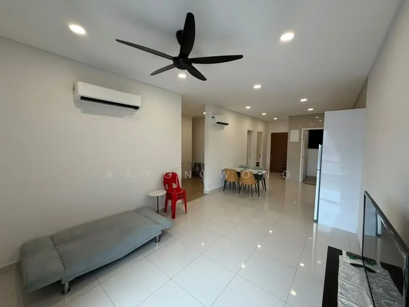 Living features: white painted walls, glossy white tile flooring, 5-blade ceiling fan with light, 1 wall-mounted split AC, sofa in grey fabric, TV console, wall-mounted TV, dining table with chairs, recessed LED downlights; style: modern.